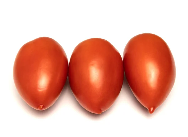 Rote Tomaten Liegen Einer Reihe Auf Weißem Hintergrund — Stockfoto