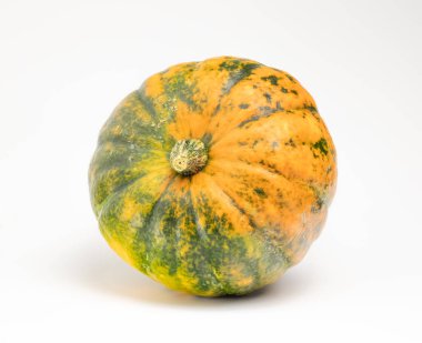 beyaz zemin üzerinde olgunlaşmış kabak