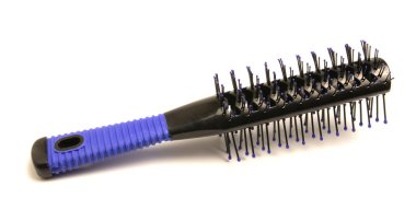 tarak beyaz bir arkaplanda yatıyor