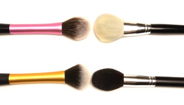 makyaj için farklı renkte fırçalar.