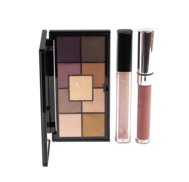 Beyaz arkaplanda kozmetik ürünler