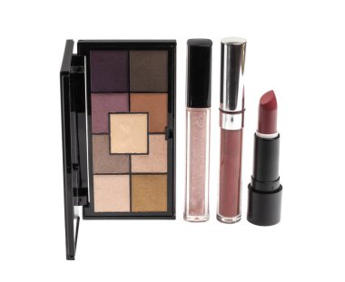 Beyaz arkaplanda kozmetik ürünler