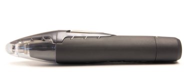 Saç kesme makinesi beyaz arka planda yatar