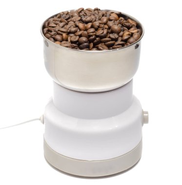 Kahve çekirdekleri ile dolu elektrikli kahve öğütücüsü.