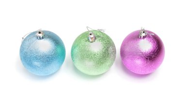  Beyaz arka planda noel topları