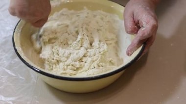 Hamuru yoğur. Hamuru ellerinle yoğur. Ellerin kasede hamuru yoğur.