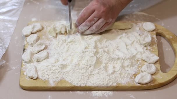 Pokroić Ciasto Nożem Drewnianej Desce — Wideo stockowe