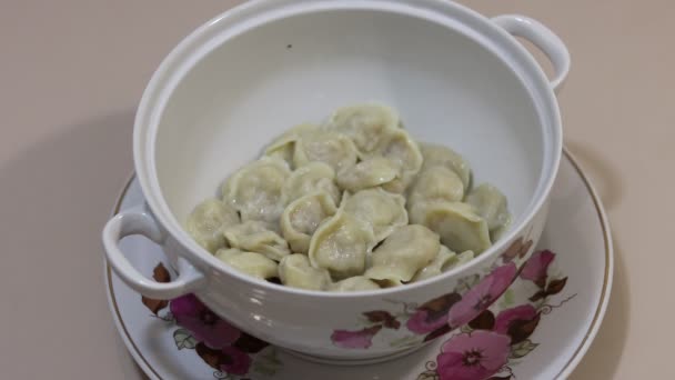 饺子放在一个白碗里 饺子拌匀 — 图库视频影像