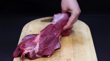 Siyah arka planda çiğ et