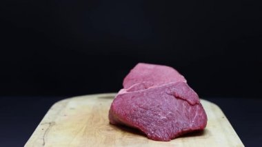 Çiğ et koymak güzel. Et eti. Taze et.