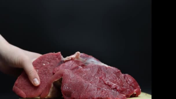 Carne Vacuno Cruda Sobre Fondo Negro — Vídeos de Stock