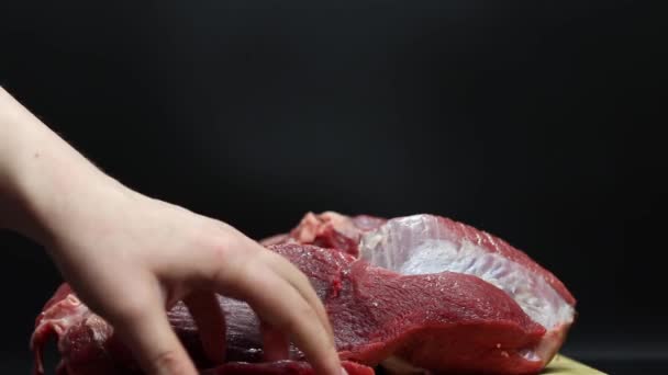 Carne Vacuno Cruda Sobre Fondo Negro — Vídeo de stock