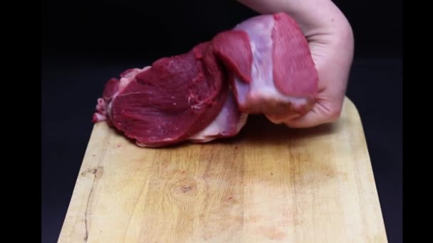 Сырое Мясо Говядины Черном Фоне — стоковое видео