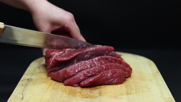 生牛肉牛排放在木板上 厨师慢动作用刀切生肉 — 图库视频影像