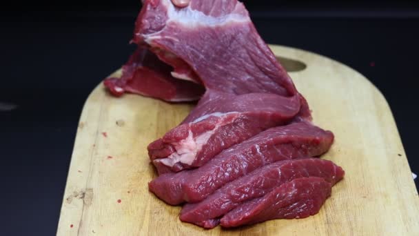 Carne Res Cruda Una Tabla Madera Chef Corta Carne Cruda — Vídeo de stock