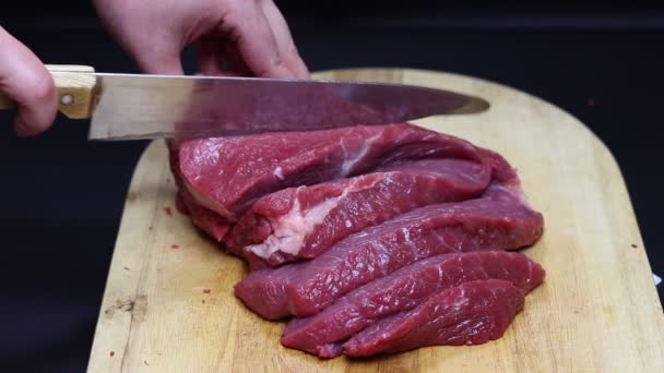 Rauwe Biefstuk Een Houten Plank Chef Snijdt Rauw Vlees Met — Stockvideo