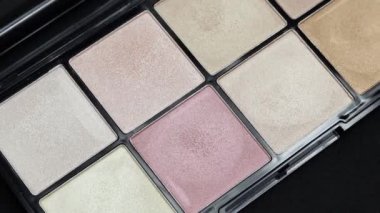 Fırçalı bir göz falı paletinin yakın plan görüntüsü.