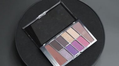 Gölge paleti bir kürsüde dönüyor. yakın plan