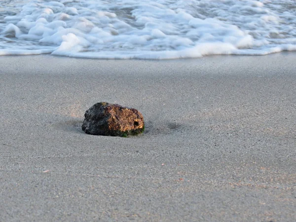 Suave ola de mar y piedra de playa en la playa de arena. Antecedentes enfoque suave . — Foto de Stock