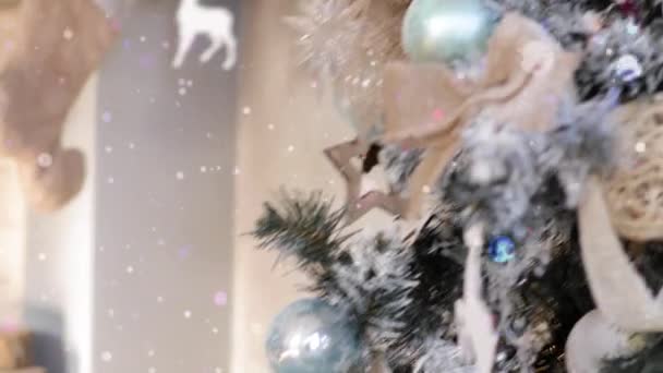 Albero di Capodanno decorato con luci, sfondo interno di Natale. Sfondo con palline colorate sull'albero di Natale . — Video Stock