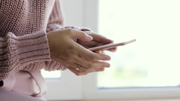 Vrouw blogger browsen telefoon, mens met behulp van de mobiele telefoon — Stockvideo