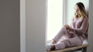 Oturan ve telefon karıştıran kız, cep telefonu kullanan insan.
