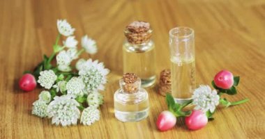 Üretim aroma sıvıları, parfüm, cam şişeden gerekli yağ pipetini alır..