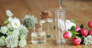 Parfümcü aroma sıvıları üretir parfüm esaslı yağ pipetini cam şişeye çevirir..