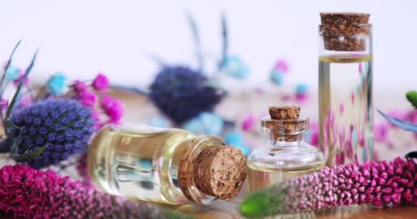 Blomdoft flytande parfym i transparenta flaskor, eterisk olja i injektionsflaska av glas. — Stockvideo