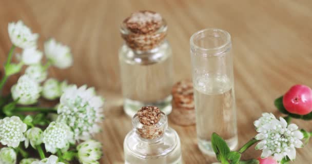 Fabricación de líquidos aromáticos, perfume, toma pipeta de aceite esencial de botella de vidrio . — Vídeo de stock