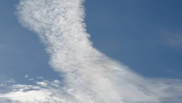 Cielo Blu Bianche Nuvole Argentee Forma Fantasiosa Volo Fantasia — Foto Stock