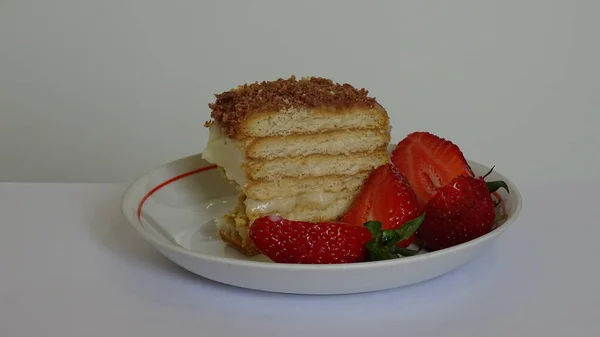 Erdbeere Ein Stück Kuchen Auf Weißem Teller Mit Rotem Rand — Stockfoto