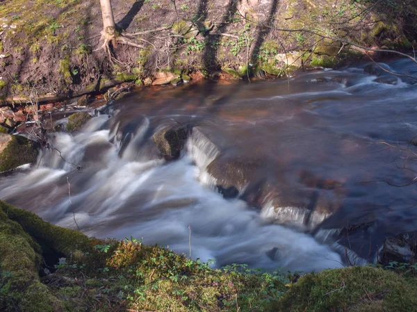 Landskap Med Liten Och Snabb Flod Solig Vårdag Långsam Exponering — Stockfoto