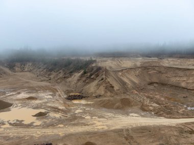 Kum ocağı, arka plan bulanık, yağmurlu ve sisli sonbahar günüyle sis manzarası