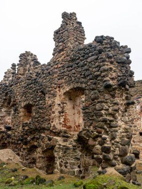  Eski şato harabeleri, yağmurlu ve sisli bir sonbahar günü