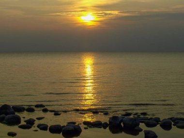  Deniz kenarında muhteşem bir gün batımı