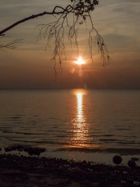  Deniz kenarında muhteşem bir gün batımı