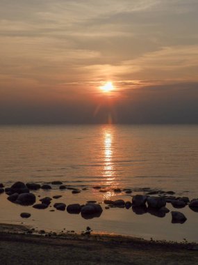  Deniz kenarında muhteşem bir gün batımı