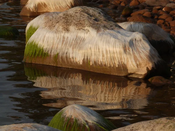 Landschaft Mit Schönen Felsen Meer Bunte Spiegelungen Wasser — Stockfoto