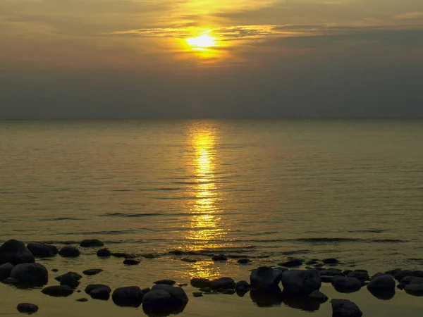  Deniz kenarında muhteşem bir gün batımı