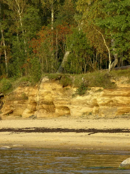 Landskap Med Sandsten Klippor Stranden Vackra Reflektioner Vattnet — Stockfoto