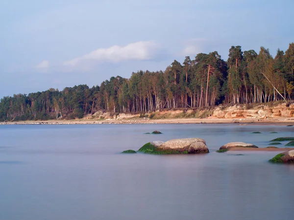 Paisaje Con Acantilados Arenisca Orilla Del Mar Hermosos Reflejos Agua — Foto de Stock