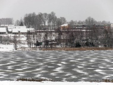 Göl üzerinde kar ve buzla kaplı kış manzarası
