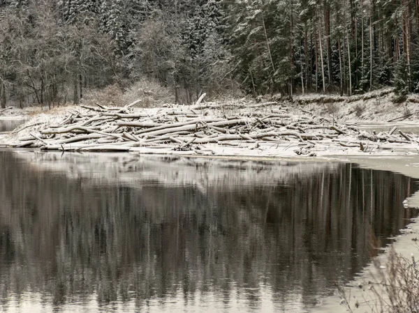 Landschaft Mit Schneebedeckten Bäumen Ufer Des Flusses — Stockfoto