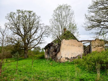 Eski ve çökmüş kır evleriyle, çökmüş duvarlarla ve eski ahşap odunlarla