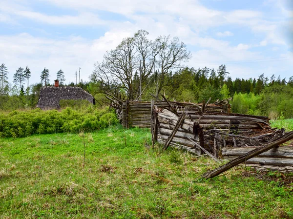 Landscape Old Collapsed Country House Collapsed Wall Old Wooden Logs — Stock Photo, Image