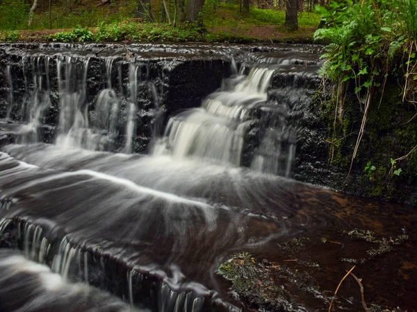 Paisaje Con Cascada Pequeña Cascada Río Con Desenfoque Movimiento — Foto de Stock