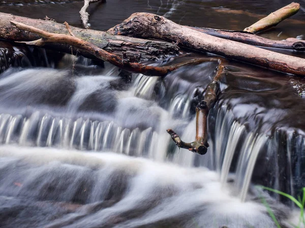 Paisagem Com Pequena Cachoeira Cascata Rio Com Borrão Movimento — Fotografia de Stock