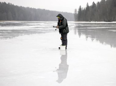 Buz balıkçıları, buz ve su üzerindeki güzel buzullar, kış