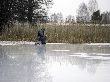 Buz balıkçıları, buz ve su üzerindeki güzel buzullar, kış
